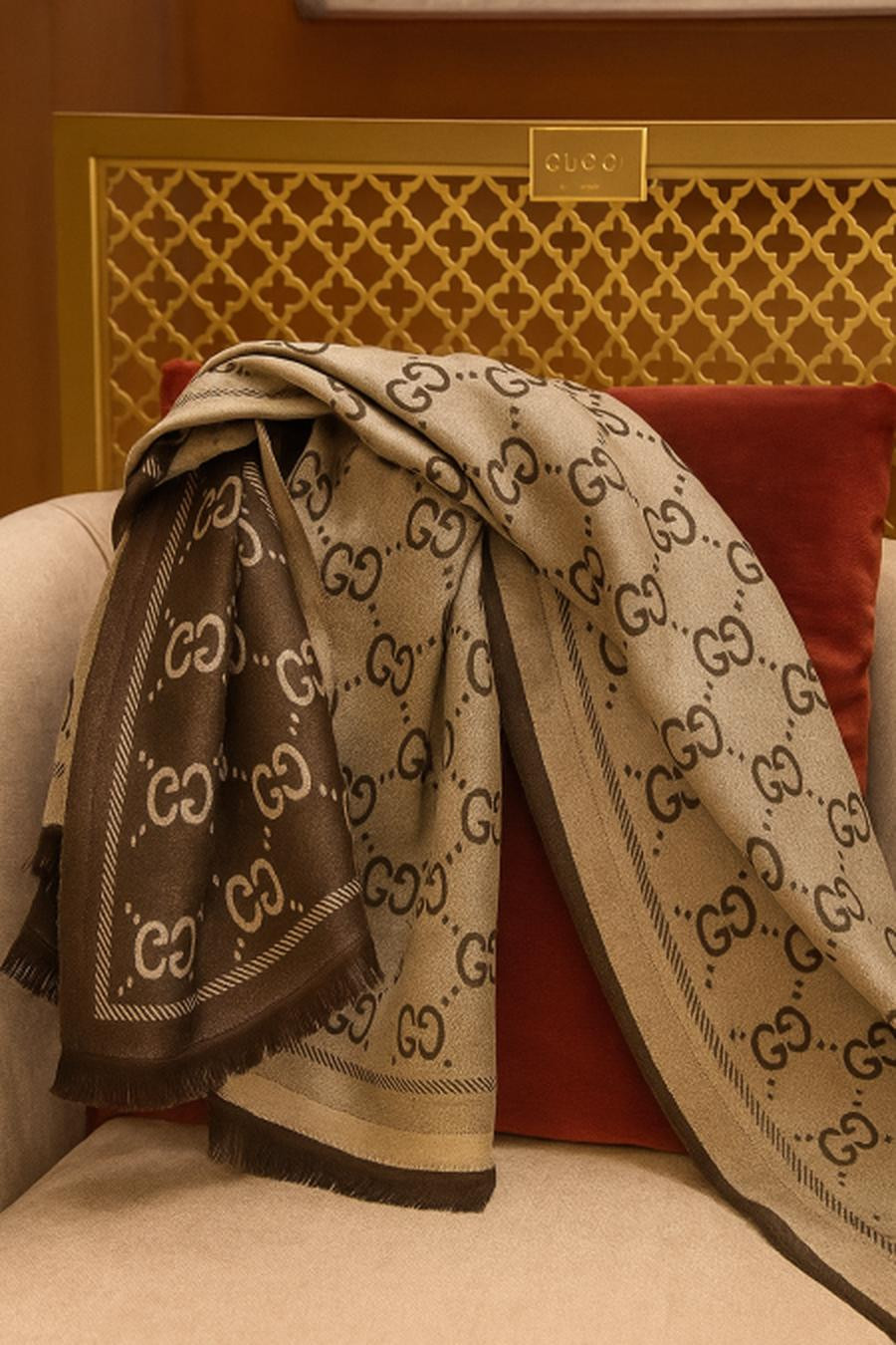 Gucci reversible scarf in two different colors