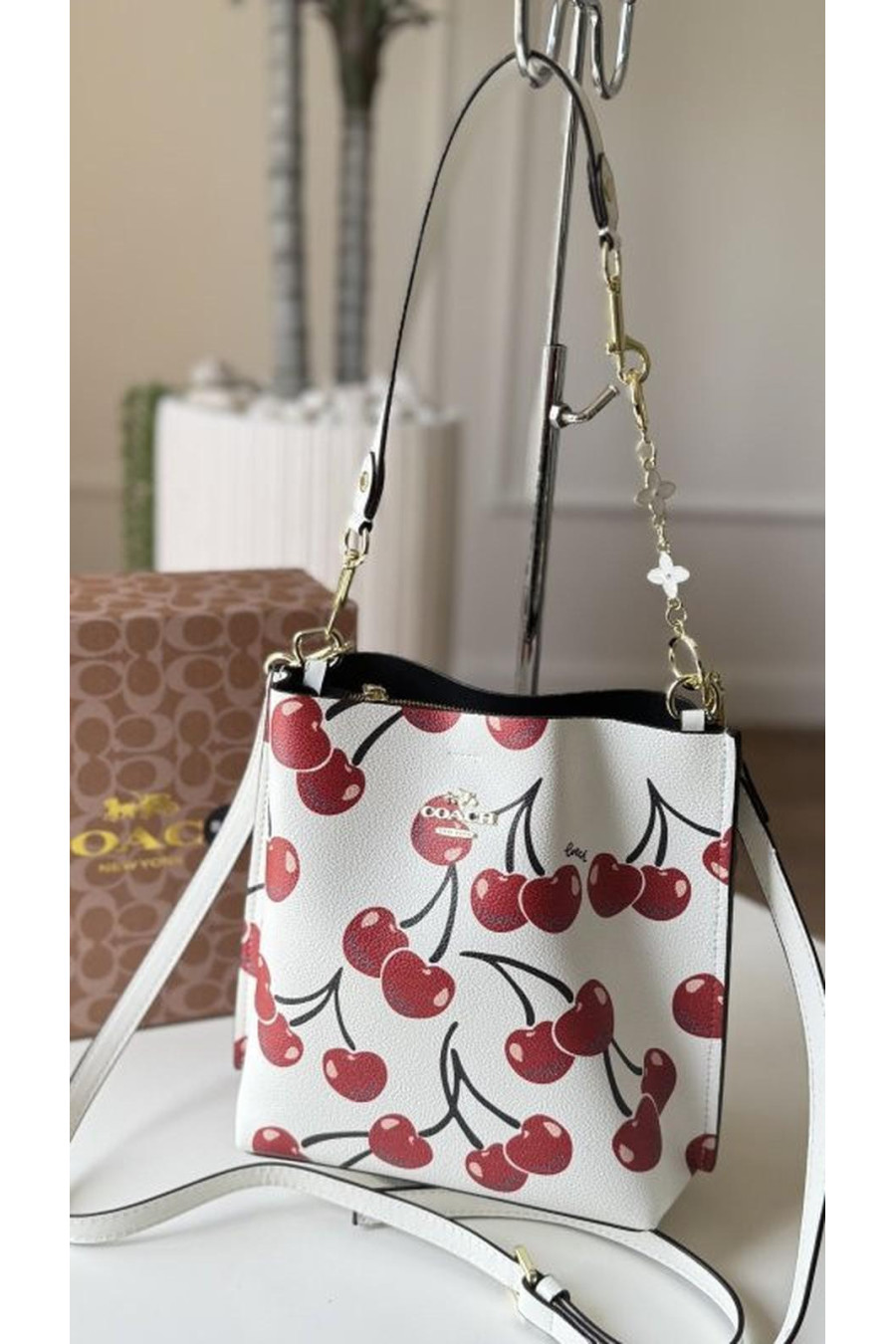 Bag - Coach / Most requested - Includes company box with Van Cleef accessory as a gift